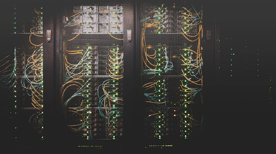 Corredor de racks iluminado em um data center de borda